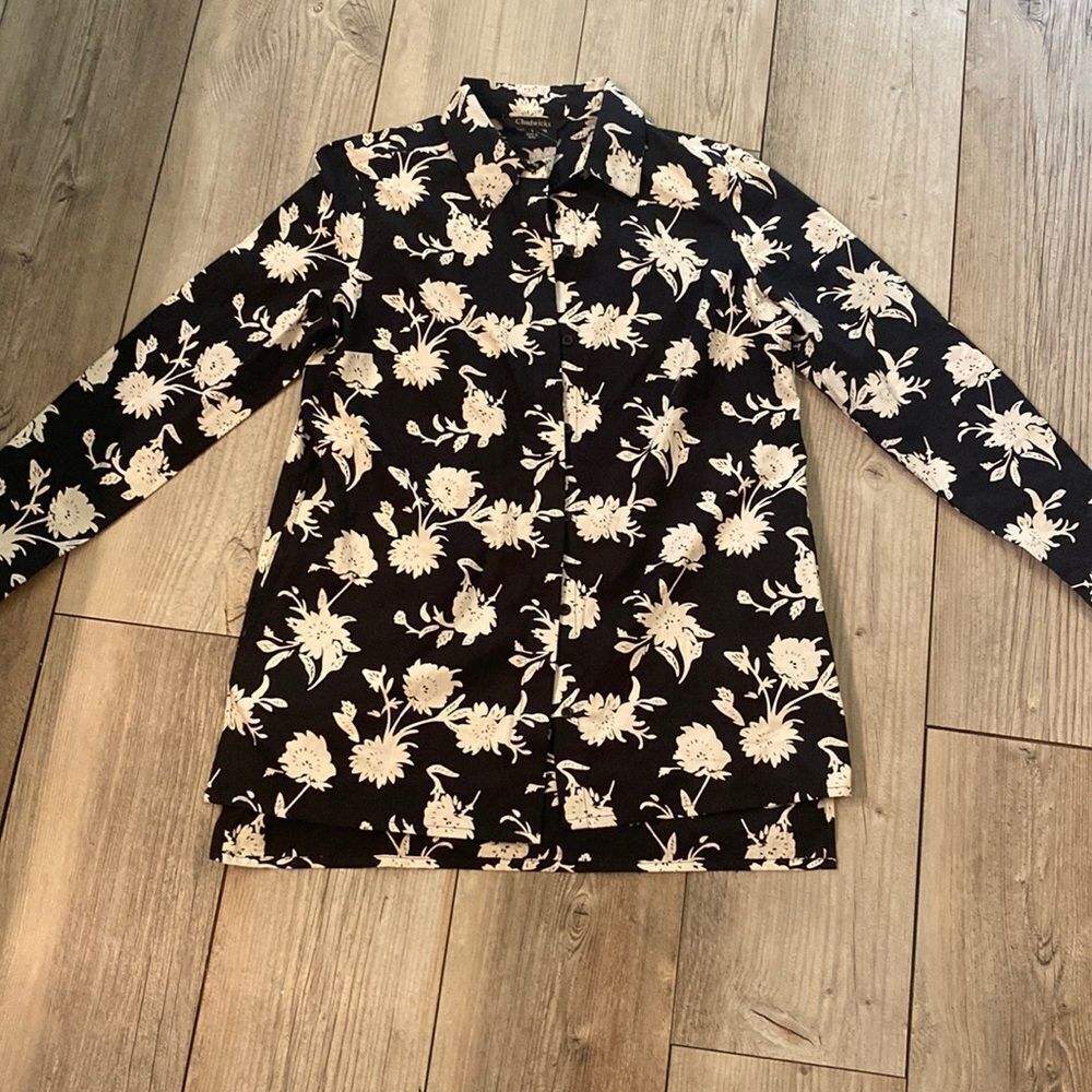 Chadwick’s Black & White Floral Button Down Tunic Size Small With Pockets